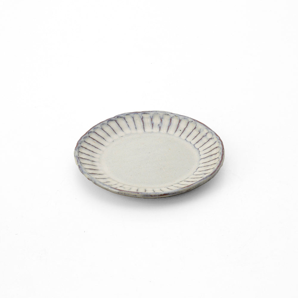 白釉彫 15cmリム皿